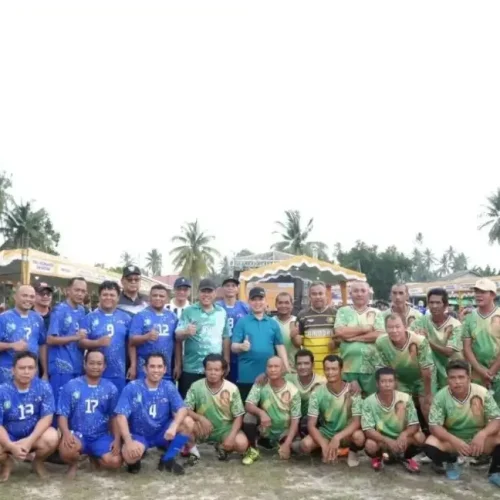 Gubernur Kalimantan Barat Ria Norsan menyaksikan pertandingan olahraga dan perlombaan rakyat dalam kegiatan Gema Membangun Desa di Karimunting, Bengkayang.