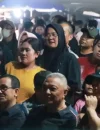 Ribuan warga memadati malam hiburan Gema Membangun Desa di Lapangan Bola Gamora, Desa Karimunting, Bengkayang, dengan penampilan Weni DA. (Foto: Diskominfo BKY)