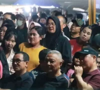 Ribuan warga memadati malam hiburan Gema Membangun Desa di Lapangan Bola Gamora, Desa Karimunting, Bengkayang, dengan penampilan Weni DA. (Foto: Diskominfo BKY)