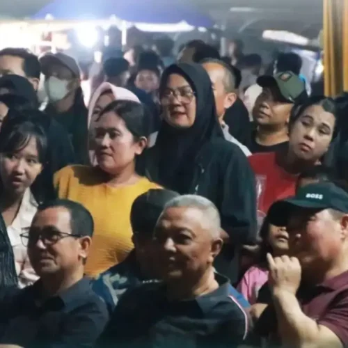 Ribuan warga memadati malam hiburan Gema Membangun Desa di Lapangan Bola Gamora, Desa Karimunting, Bengkayang, dengan penampilan Weni DA. (Foto: Diskominfo BKY)