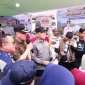 Bupati Kayong Utara Romi Wijaya meninjau layanan terpadu Program Gema Membangun Desa di Teluk Batang untuk mendekatkan pelayanan publik kepada masyarakat.