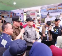 Bupati Kayong Utara Romi Wijaya meninjau layanan terpadu Program Gema Membangun Desa di Teluk Batang untuk mendekatkan pelayanan publik kepada masyarakat.