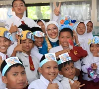 Ketua TP PKK Kalbar Erlina Norsan memberikan sosialisasi Gerakan Memasyarakatkan Makan Ikan (Gemarikan) kepada siswa dan orang tua di SD Negeri 09 Sungai Raya, Kabupaten Kubu Raya.