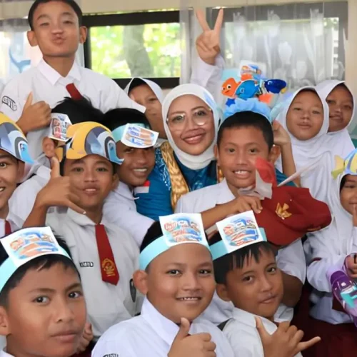 Ketua TP PKK Kalbar Erlina Norsan memberikan sosialisasi Gerakan Memasyarakatkan Makan Ikan (Gemarikan) kepada siswa dan orang tua di SD Negeri 09 Sungai Raya, Kabupaten Kubu Raya.