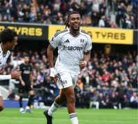 Alex Iwobi merayakan gol untuk Fulham saat menghadapi Tottenham Hotspur di Craven Cottage