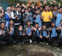 Tjhai Chui Mie memimpin apel Gerakan ASRI bersama Muhammadin dan jajaran Pemkot Singkawang sebelum aksi bersih rumah ibadah di Kota Singkawang.