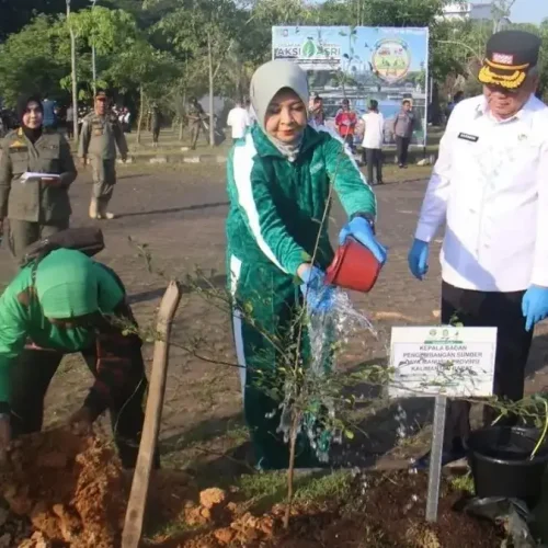 Sekda Kalbar Harisson menghadiri peluncuran Gerakan Indonesia ASRI di Masjid Raya Mujahidin Pontianak bersama TNI, Polri, ASN, dan masyarakat untuk mewujudkan lingkungan yang bersih dan asri.