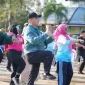 Gubernur Kalbar Ria Norsan mengikuti senam sehat bersama ribuan warga saat penutupan Gema Membangun Desa di Teluk Batang, Kabupaten Kayong Utara.