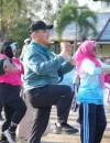 Gubernur Kalbar Ria Norsan mengikuti senam sehat bersama ribuan warga saat penutupan Gema Membangun Desa di Teluk Batang, Kabupaten Kayong Utara.