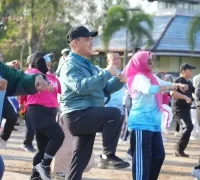 Gubernur Kalbar Ria Norsan mengikuti senam sehat bersama ribuan warga saat penutupan Gema Membangun Desa di Teluk Batang, Kabupaten Kayong Utara.