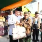 Gubernur Kalbar Ria Norsan membuka Gerakan Pasar Murah di Pasar Rakyat Kayong Utara untuk membantu masyarakat mendapatkan sembako dengan harga terjangkau.