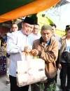 Gubernur Kalbar Ria Norsan membuka Gerakan Pasar Murah di Pasar Rakyat Kayong Utara untuk membantu masyarakat mendapatkan sembako dengan harga terjangkau.
