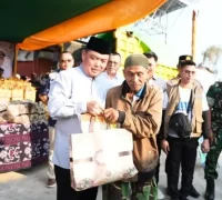 Gubernur Kalbar Ria Norsan membuka Gerakan Pasar Murah di Pasar Rakyat Kayong Utara untuk membantu masyarakat mendapatkan sembako dengan harga terjangkau.