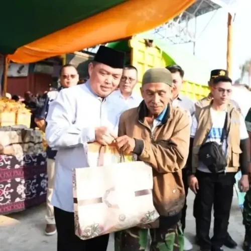 Gubernur Kalbar Ria Norsan membuka Gerakan Pasar Murah di Pasar Rakyat Kayong Utara untuk membantu masyarakat mendapatkan sembako dengan harga terjangkau.