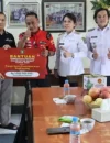 Wakil Gubernur Kalbar Krisantus Kurniawan menyerahkan bantuan hibah Rp1 miliar untuk Gereja Katolik Paroki Santo Fransiskus Asisi di Singkawang.