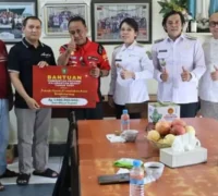 Wakil Gubernur Kalbar Krisantus Kurniawan menyerahkan bantuan hibah Rp1 miliar untuk Gereja Katolik Paroki Santo Fransiskus Asisi di Singkawang.