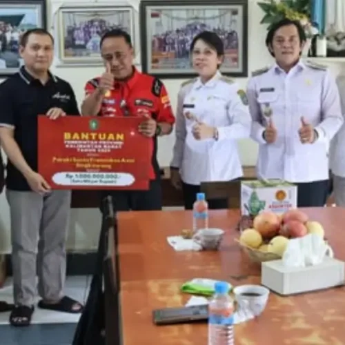 Wakil Gubernur Kalbar Krisantus Kurniawan menyerahkan bantuan hibah Rp1 miliar untuk Gereja Katolik Paroki Santo Fransiskus Asisi di Singkawang.