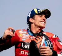 GlCjWtdXAAIYg6I Marc Marquez alami dua kecelakaan di Sirkuit Mandalika dan gagal tembus 10 besar pada sesi latihan MotoGP Indonesia 2025. (x.com/marcmarquez93)