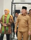 Ria Norsan menyambut Khofifah Indar Parawansa dalam agenda Misi Dagang Jatim-Kalbar di Bandara Supadio.