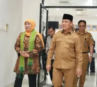Ria Norsan menyambut Khofifah Indar Parawansa dalam agenda Misi Dagang Jatim-Kalbar di Bandara Supadio.
