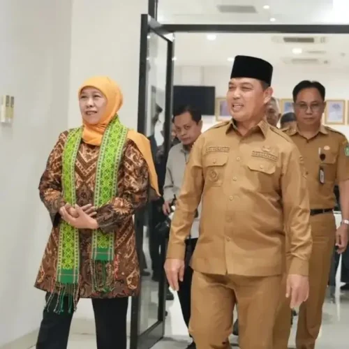 Ria Norsan menyambut Khofifah Indar Parawansa dalam agenda Misi Dagang Jatim-Kalbar di Bandara Supadio.