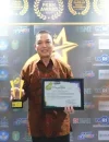 Gubernur Kalbar Ria Norsan menerima penghargaan PKBM Award dan memaparkan program Desa SAKTI.