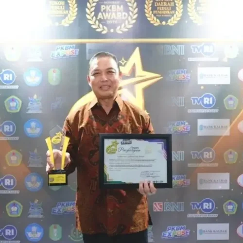 Gubernur Kalbar Ria Norsan menerima penghargaan PKBM Award dan memaparkan program Desa SAKTI.