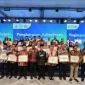 Gubernur Ria Norsan menyerahkan Penghargaan Adiwiyata 2025 di Hotel Golden Tulip Pontianak. (instagram.com/adpim.provkalbar)