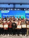 Gubernur Ria Norsan menyerahkan Penghargaan Adiwiyata 2025 di Hotel Golden Tulip Pontianak. (instagram.com/adpim.provkalbar)