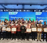 Gubernur Ria Norsan menyerahkan Penghargaan Adiwiyata 2025 di Hotel Golden Tulip Pontianak. (instagram.com/adpim.provkalbar)