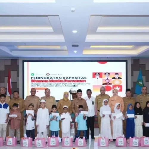 Gubernur Ria Norsan membuka seminar DWP di Aula Garuda, Senin (6/4/2026).