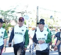Gubernur Kalbar Ria Norsan memimpin jalan sehat Milad ke-59 KAHMI Kalbar di Taman Digulis Pontianak. (instagram.com/adpim.provkalbar)