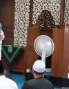 Gubernur Kalbar Ria Norsan menyampaikan kultum di Masjid Ibnu Taimiyah Melawi, Selasa (24/2/2026).