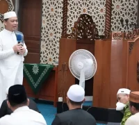 Gubernur Kalbar Ria Norsan menyampaikan kultum di Masjid Ibnu Taimiyah Melawi, Selasa (24/2/2026).