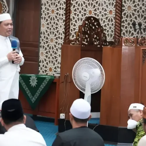 Gubernur Kalbar Ria Norsan menyampaikan kultum di Masjid Ibnu Taimiyah Melawi, Selasa (24/2/2026).