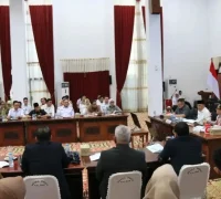 Gubernur Kalbar Ria Norsan menyampaikan usulan percepatan pemekaran Kapuas Raya saat kunjungan kerja DPR RI di Pontianak.