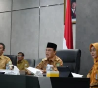 Gubernur Kalbar Ria Norsan saat rapat daring membahas digitalisasi ASN.