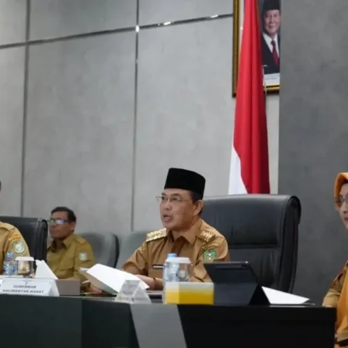 Gubernur Kalbar Ria Norsan saat rapat daring membahas digitalisasi ASN.