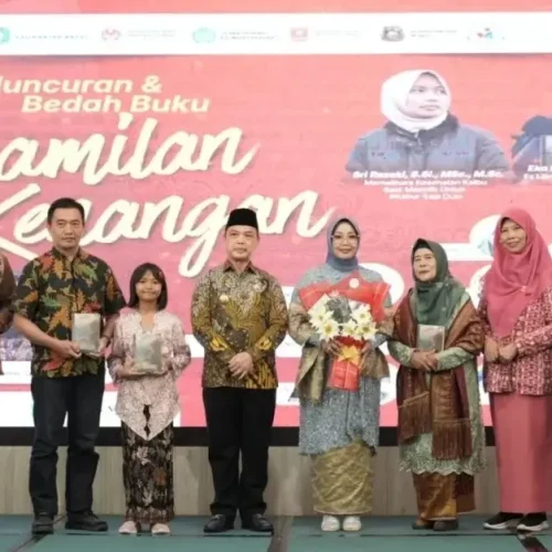 Gubernur Kalbar Ria Norsan saat menghadiri peringatan Hari Kartini di Aula Garuda Pontianak, (22/4/2026).