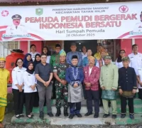 Gubernur Kalbar Ria Norsan berfoto bersama jajaran ASN dan pejabat daerah di Kantor Camat Tayan Hilir. (instagram.com/adpim.provkalbar)