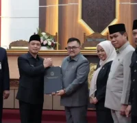 Gubernur Kalimantan Barat Ria Norsan menandatangani Berita Acara Persetujuan Bersama APBD 2026 pada Rapat Paripurna DPRD Provinsi Kalimantan Barat di Aula Balairungsari Pontianak, 27 November 2025. (MC Kalbar)