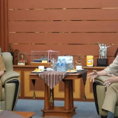 Gubernur Kalbar Ria Norsan bersama Ketua DKN Bambang Hendroyono saat audiensi membahas penguatan target FOLU Net Sink 2030 di Kalimantan Barat.