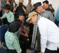 Menko Polkam Djamari Chaniago bersama Gubernur Kalimantan Barat, Ria Norsan saat meninjau siswa Sekolah Rakyat di Pontianak