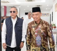 Gubernur Kalbar Ria Norsan menyambut kedatangan Menko Pangan RI Zulkifli Hasan di Bandara Internasional Supadio Kubu Raya.