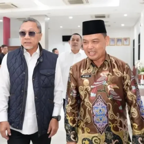 Gubernur Kalbar Ria Norsan menyambut kedatangan Menko Pangan RI Zulkifli Hasan di Bandara Internasional Supadio Kubu Raya.