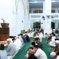 Gubernur Kalbar Ria Norsan menyampaikan kultum Subuh di Masjid Al-Mu’awwanah Sanggau, Rabu (25/2/2026).