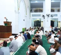 Gubernur Kalbar Ria Norsan menyampaikan kultum Subuh di Masjid Al-Mu’awwanah Sanggau, Rabu (25/2/2026).