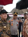 Gubernur Kalbar Ria Norsan meninjau perbaikan jalan Teluk Batang Sukadana, (10/4/2026).