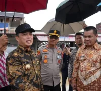 Gubernur Kalbar Ria Norsan meninjau perbaikan jalan Teluk Batang Sukadana, (10/4/2026).