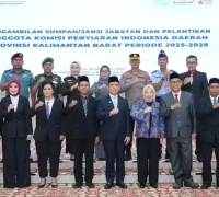 Gubernur Kalbar Ria Norsan melantik komisioner KPID Kalbar periode 2025–2028 di Balai Petitih. (instagram.com/adpim.provkalbar)